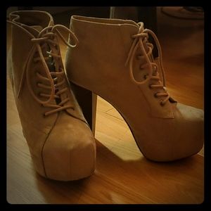 Chunky ankle boots, great to elongate your legs